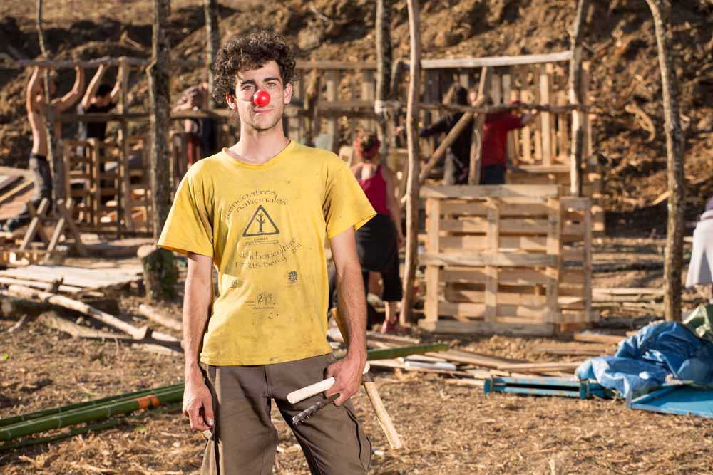 Zadiste clown menuisier construisant des cabanes sur le site décapé du futur barrage de Sivens