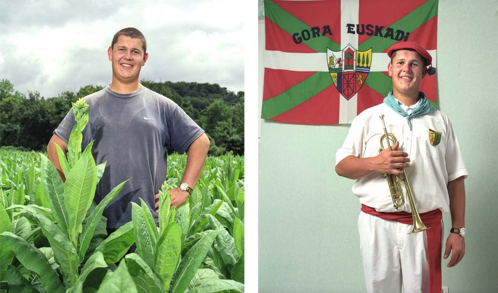 Double je un apprenti en BTS Productions végétales pose dans un champ de tabac puis chez lui devant le drapeau basque en vêtement traditionnel de sa banda, une trompette à la main