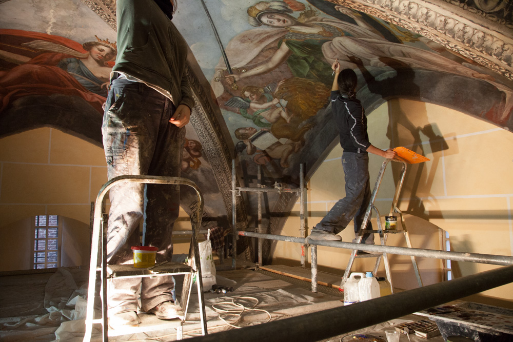 Chantier de rénovation Musée Toulouse-Lautrec d'Albi restauration des fresques sous voutes