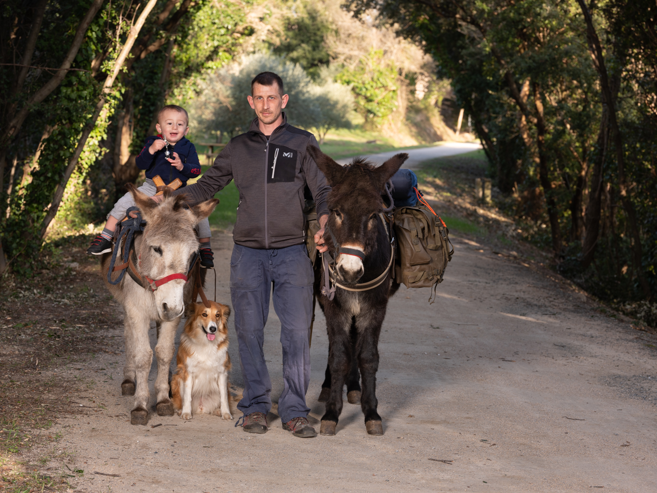 Sylvain, ânier et son fils Luka usagers voie verte Parc naturel Haut-Languedoc région Occitanie